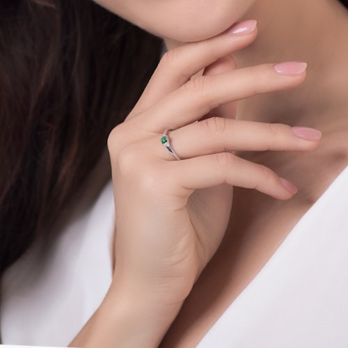 Pierścionek zaręczynowy SAVICKI: białe złoto, szmaragd, diamenty